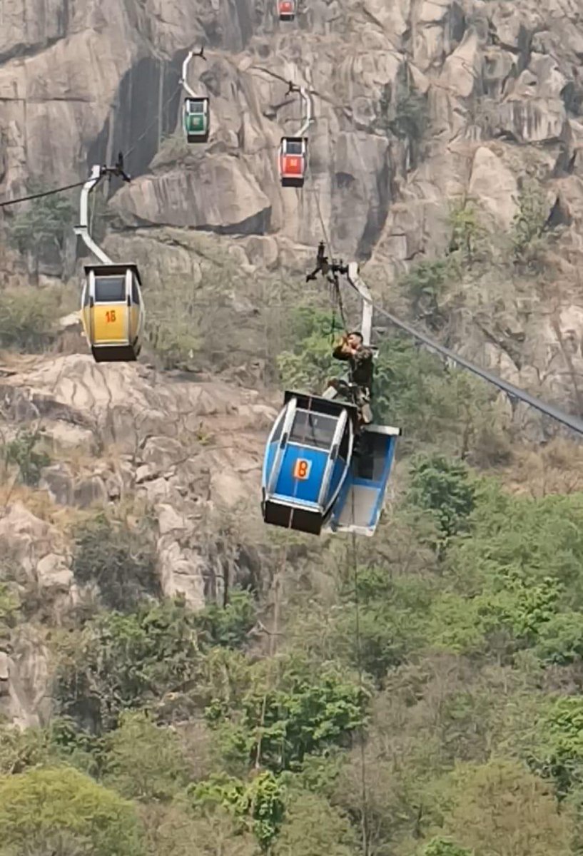easterncomd's tweet photo. #IndianArmy
#HarKaamDeshKeNaam
Reacting swiftly to Aerial Cable system mishap at #TrikutPahar, Troops of Cockerel Division launched coordinated rescue effort with the IAF, ITBP &amp; NDRF. The rescue involved aerial and daredevil ground rescue operations.
@adgpi
@SpokespersonMoD https://t.co/as267D6Z30