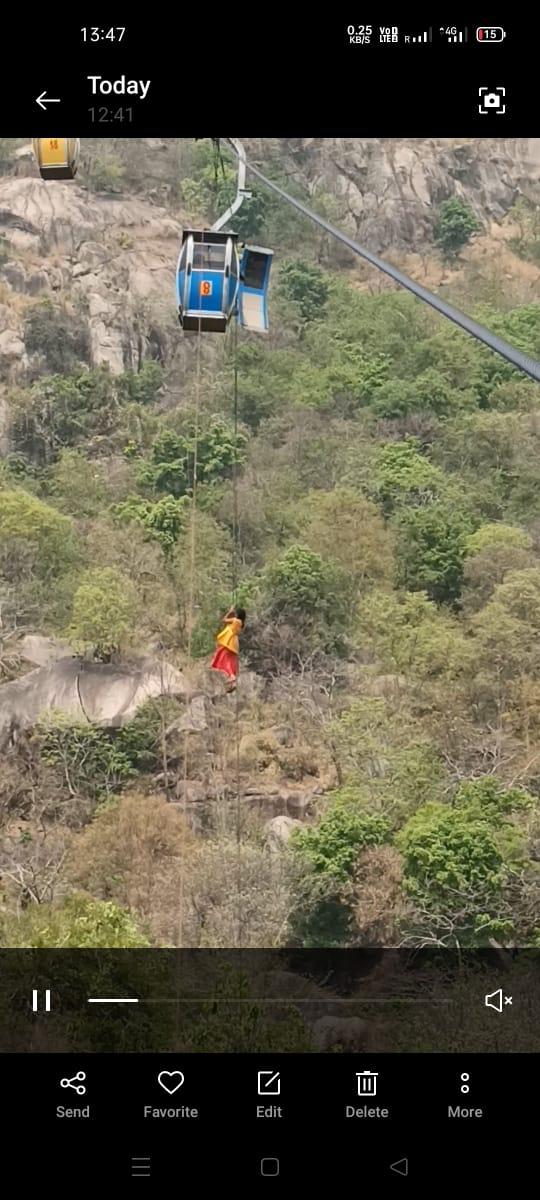 easterncomd's tweet photo. #IndianArmy
#HarKaamDeshKeNaam
Reacting swiftly to Aerial Cable system mishap at #TrikutPahar, Troops of Cockerel Division launched coordinated rescue effort with the IAF, ITBP &amp; NDRF. The rescue involved aerial and daredevil ground rescue operations.
@adgpi
@SpokespersonMoD https://t.co/as267D6Z30