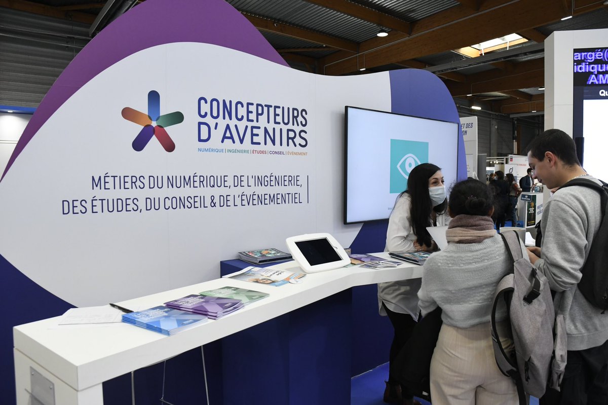 OpcoAtlas's tweet photo. La journée continue sur le stand #StationA☀️
Questions sur l’orientation 🧭, offres d’emploi en alternance 🤝 et quiz métiers ☑️ : les équipes #Atlas répondent aux étudiants motivés présents sur le salon @JeunesdAvenirs jusqu’à ce soir 18h et demain toute la journée. https://t.co/OvxafFBnek