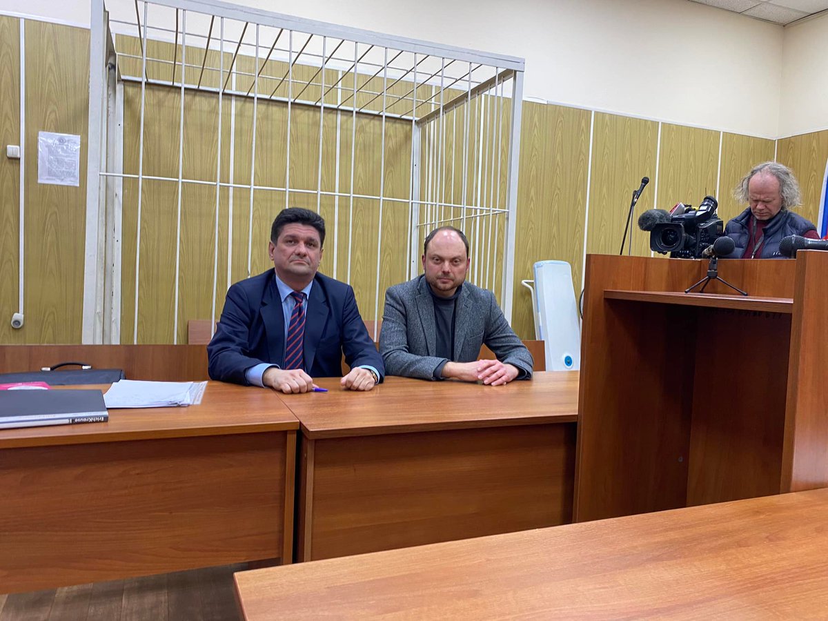 NemtsovF's tweet photo. Владимира Кара-Мурзу арестовали на 15 суток, обвинив в неповиновении полиции. Из протокола: «Гр-н Кара-Мурза Владимир Владимирович при виде сотрудников полиции повел себя неадекватно, изменив траекторию движения, ускорил шаг и на требование остановиться попытался скрыться». https://t.co/mIaVR25HbO
