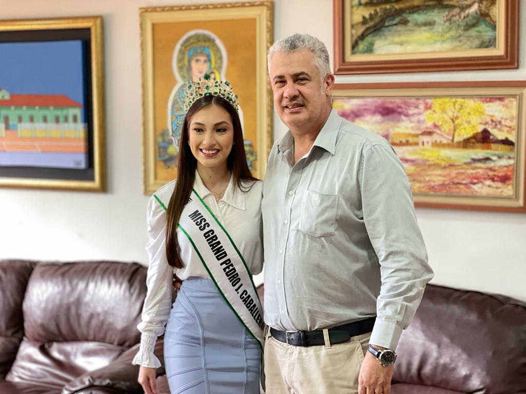 La Señorita Ingrid Paniagua actual Miss Grand Amambay, futura competidora en el certamen de belleza Miss Grand Paraguay visita al Intendente José Carlos Acevedo.