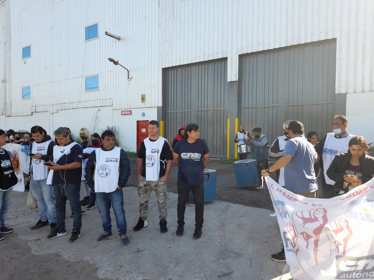 CTAABuenosAires's tweet photo. #AHORA Asamblea de trabajadores de Trento Vidrios en  #MalvinasArgentinas #SATIVA presente! https://t.co/r2jfAdDnXf