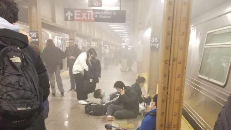 AfriqueFocus's tweet photo. Plusieurs personnes atteintes par balle dans une station de métro à @NewYorkCityFR https://t.co/w0X1WyLUKQ