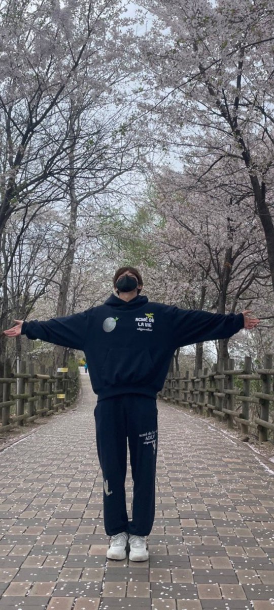 __Cineraria_'s tweet photo. 사이즈 많이 걱정했는데 잘 맞아서 다행이다🤍 예쁘게 잘 입어줘서 고마워 동현아🤍 https://t.co/MqJqJXxcBL