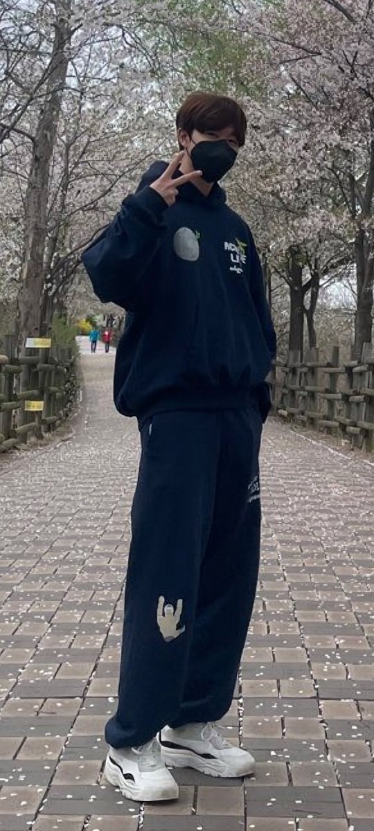 __Cineraria_'s tweet photo. 사이즈 많이 걱정했는데 잘 맞아서 다행이다🤍 예쁘게 잘 입어줘서 고마워 동현아🤍 https://t.co/MqJqJXxcBL