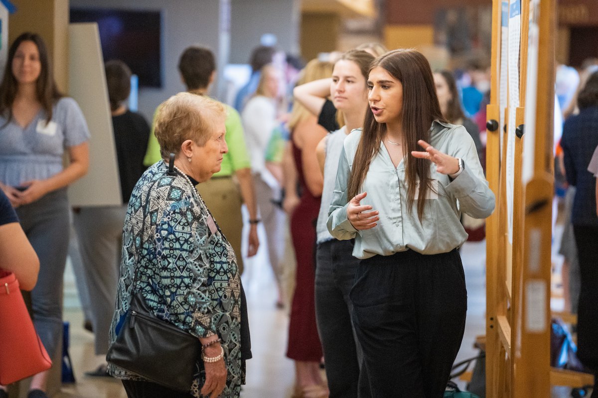Congratulations to over 225 College of Charleston students who presented at the 2022 Expo last week! Undergraduate and graduate students who conducted research, scholarship, creative inquiry or community service projects presented to a panel of judges and their peers.