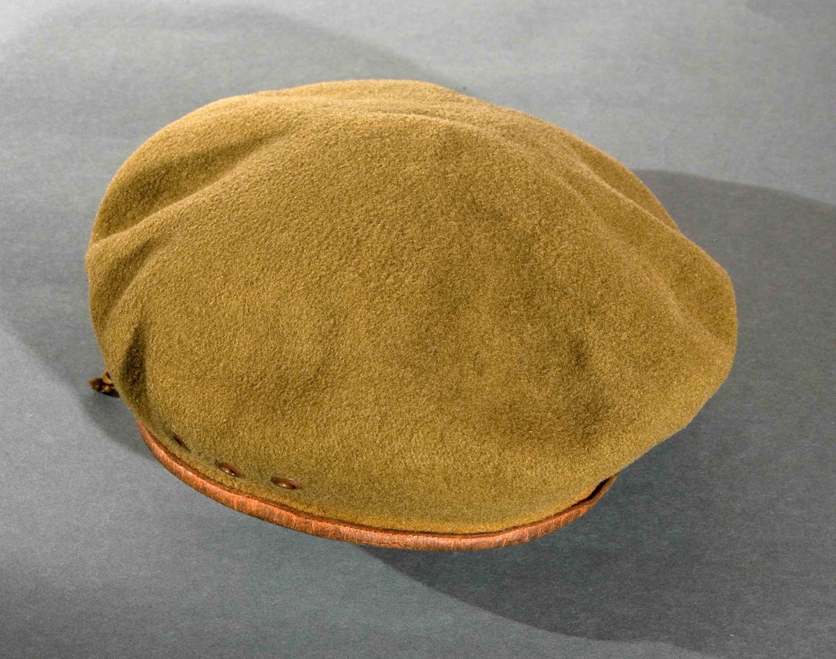 polithistory_ru's tweet photo. #ДеньКосмонавтики

На фото − берет и китель Юрия Гагарина. Эти экспонаты представлены на выставке "Космос между мечтой и политикой". 
Берет первому космонавту подарил лидер Кубы Фидель Кастро во время визита Гагарина на Остров Свободы. Летний китель был сшит для этой поездки. https://t.co/8WccGtudUx