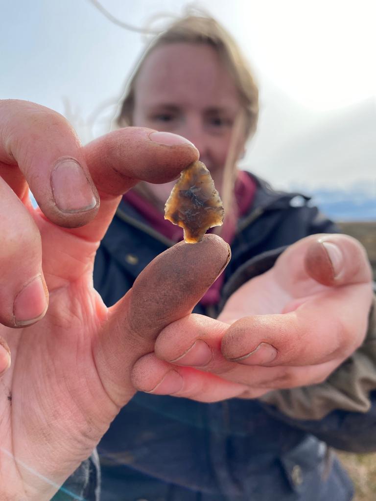 TheDigVenturers's tweet photo. A tanged arrowhead from our dig on the @northyorkmoors. It’s at least 3500 years old, and is so finely made that it’s almost translucent!

But did the early Bronze Age archer who fired it catch their prey?

Either way, Abi is delighted with her discovery and so are we!

#MooDig https://t.co/q85RhZkyte