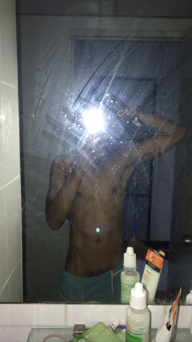 aom_a_aom's tweet photo. สงกรานต์ของทหารเขา เล่นน้ำในห้องน้ำกันหรอ 5555 https://t.co/Op8jigQ23L