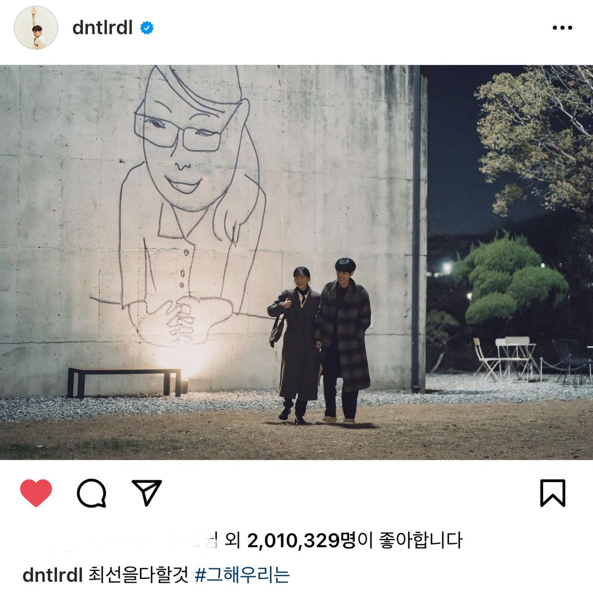 dan_i_u's tweet photo. 아직도 너무 의문점 하나..
왜 굳이 그런 대사를 둘이 손을 꼭 ��고 행복하게 웃으며 걷는 사진에 쓴것이냐…
인터뷰에서 저렇게 말해놓고 .. 아니 이게 말이 된다고 생각해? 최선을다할것……
#그해우리는 #웅연수 #ourbelovedsummer https://t.co/4AhKESUygN