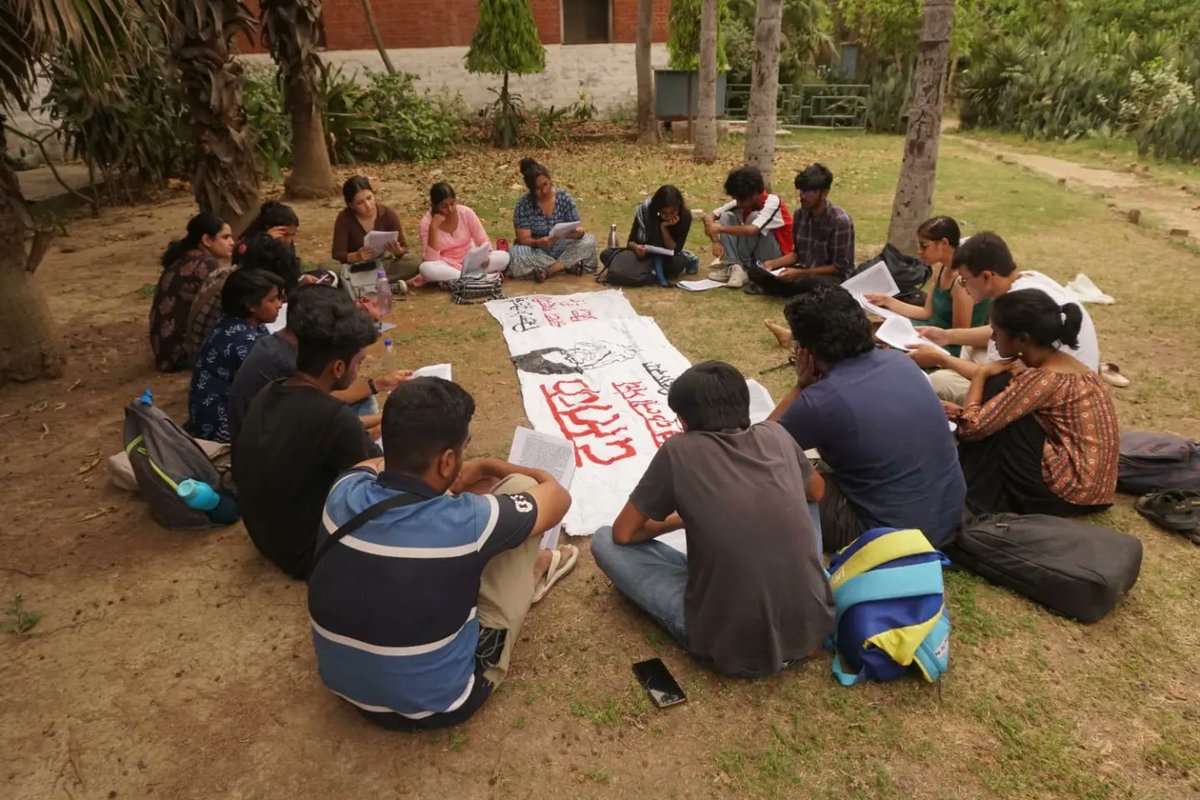 DastakDu's tweet photo. #DastakDU observed #NationalStreetTheatreDay and #SafdarHashmi's birth anniversary by reading Safdar Hashmi in Faculty of Arts, University of Delhi.

We read selections of an interview with Safdar Hashmi by Dutch theatre historian Eugene van Erven and held a discussion. https://t.co/GMQlXpgwql