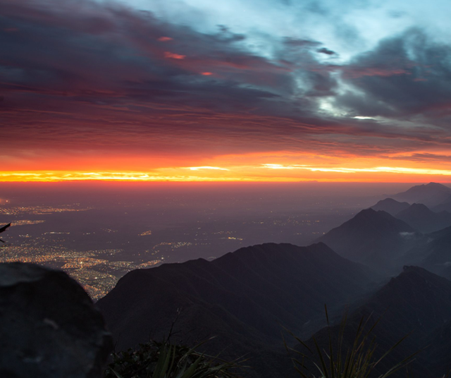 distritoregio's tweet photo. #CapturasRegias | El título de "la ciudad de las montañas" no se da por nada. 

Fotos 📸 : @NuevoLeonTravel 

#turismomty #Monterrey #NuevoLeón #Fotografia #fotografíaurbana #regios #Ciudad #mty #mtycity #postalnl #regiomontanos #cerrodelasilla #laciudaddelasmontañas #cerros https://t.co/YtIJPZiqlQ