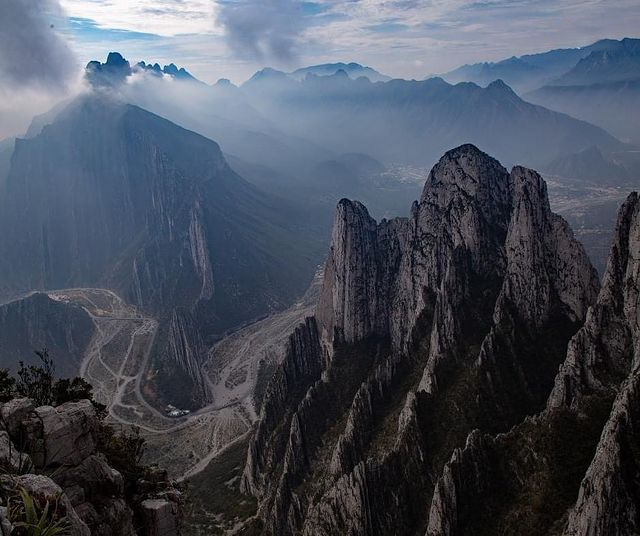 distritoregio's tweet photo. #CapturasRegias | El título de "la ciudad de las montañas" no se da por nada. 

Fotos 📸 : @NuevoLeonTravel 

#turismomty #Monterrey #NuevoLeón #Fotografia #fotografíaurbana #regios #Ciudad #mty #mtycity #postalnl #regiomontanos #cerrodelasilla #laciudaddelasmontañas #cerros https://t.co/YtIJPZiqlQ