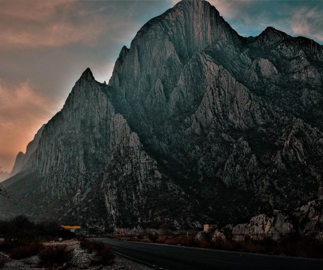 distritoregio's tweet photo. #CapturasRegias | El título de "la ciudad de las montañas" no se da por nada. 

Fotos 📸 : @NuevoLeonTravel 

#turismomty #Monterrey #NuevoLeón #Fotografia #fotografíaurbana #regios #Ciudad #mty #mtycity #postalnl #regiomontanos #cerrodelasilla #laciudaddelasmontañas #cerros https://t.co/YtIJPZiqlQ