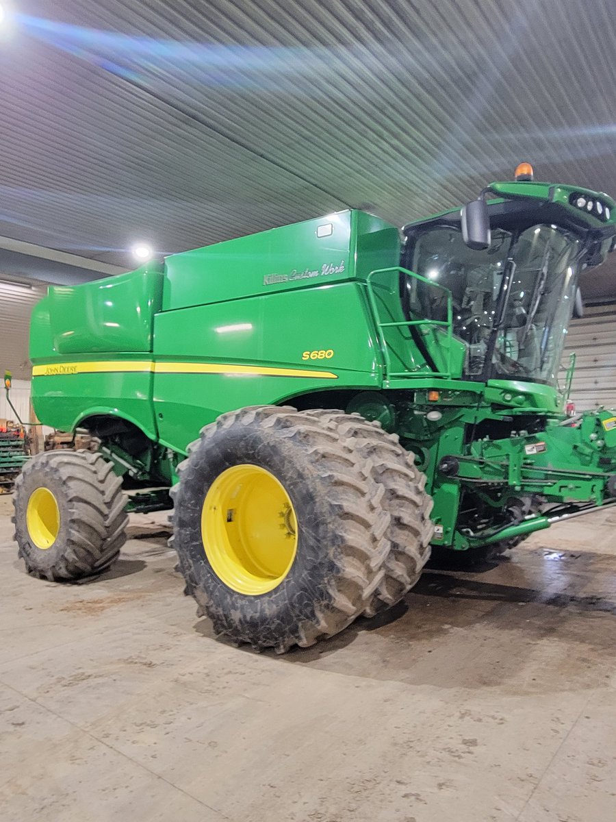 DavidKillins's tweet photo. FOR SALE!! 2012 s680 3400ENG Hrs 2300Sep. 4WD, Folding bin top, powercast tailboard, 26.5ft unloading auger, 650 85r38 front tires 70%, round bar/small wire concaves, 2630 monitor. 2022 asied ready to go for wheat. Appearance 7.5 asking 171k CAD https://t.co/Xvl6jYWwHO