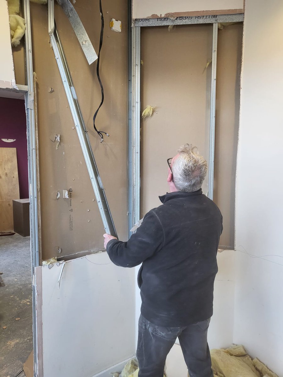 leftcoastuk's tweet photo. 👷‍♂️🛠️ It's all go at Mereside

#Architects Lee Ivett and Ecaterina Stefanescu have been making sparks this week as the #communitybuild heats up.

Joined by members of the #Dads4Life group, the team have been knocking down walls and opening up the rooms all ready for decorating 🖌️ https://t.co/pTkDBKMkfG