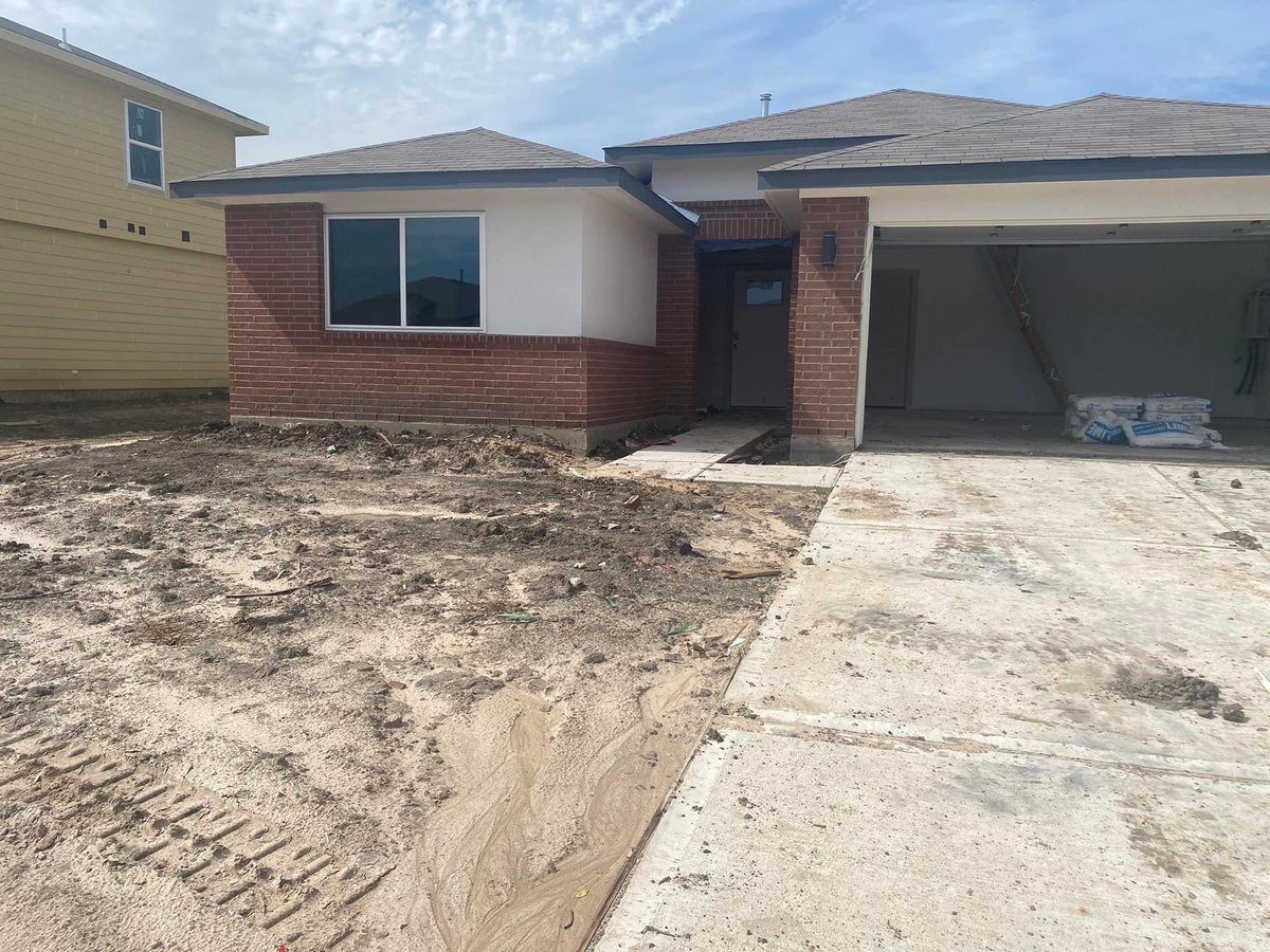 juulhernandez's tweet photo. I don’t usually share, but i should bc I’m proud and this is something that should be celebrated at least in a tiny way. 21,22 and homeowners 💪😌 https://t.co/MI6ljxVcqo