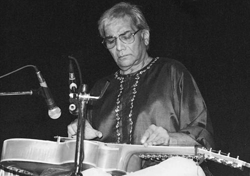 Remembering the renowned Guitar maestro Pt. #BrijBhushanKabra ji (1937 – 12 Apr 2018). 🙏🙏🙏

- Credited for being the 1st ever musician who adopted, introduced, and popularized this western instrument to the North Indian Classical Music.
