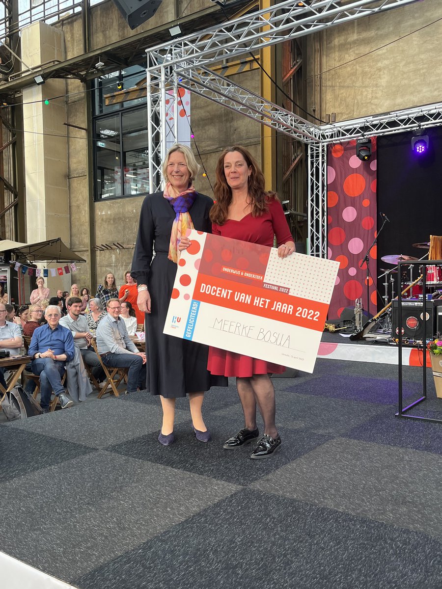HU_Utrecht's tweet photo. Docent van het jaar is geworden: Meereke Bosua van de HU Pabo. Gefeliciteerd! #OOFestivalHU #WijZijnHU https://t.co/hymG4s36cQ