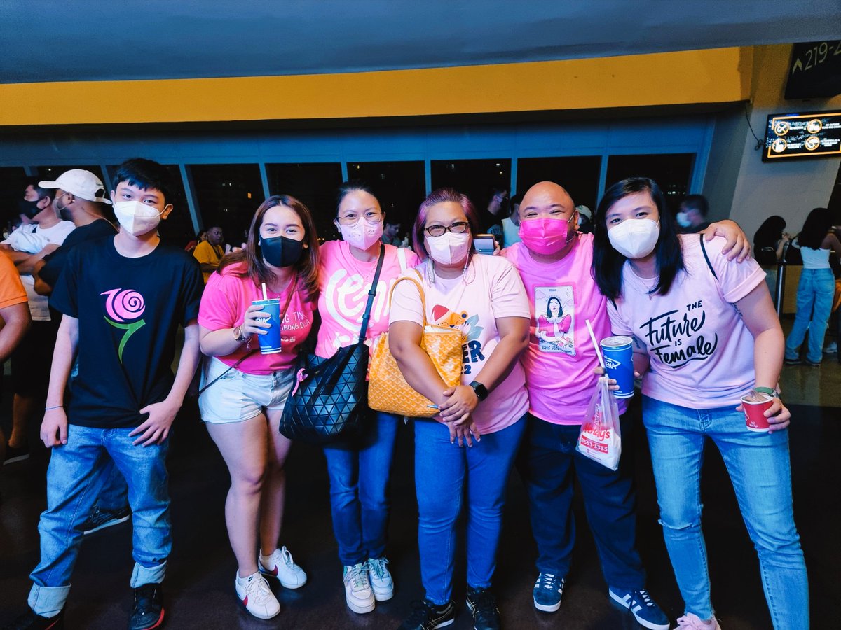nicoquejano's tweet photo. Namiss ko ang UAAP pero mas namiss ko pala ang mga tao sa likod ng camera. Ansabe??? 🤣NICE SEEING EVERYONE OMG! Reunion ng mga original na dilawan!!! Pero look... iisang kulay pa din kami. Pinklawan Realness! #LetLeniLead #LetUSTLead @jingjulie @mjustinefn @NinaMoninaaa #GoUSTe https://t.co/nD3VNVF3D0