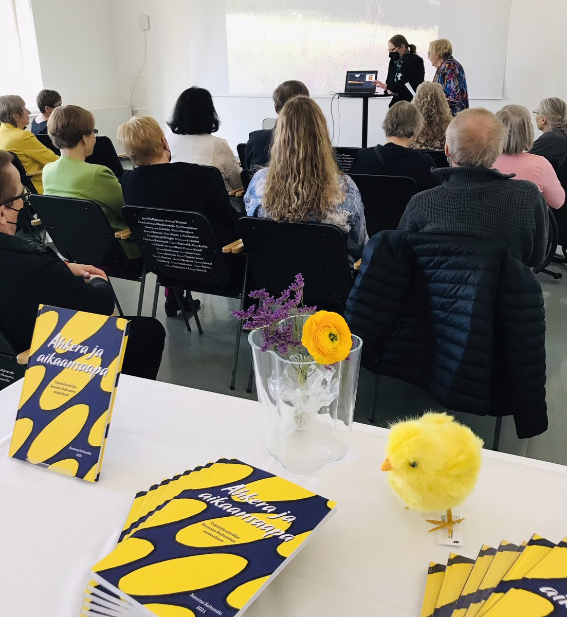 Hieno juhlahetki eilen <a href="/DesignmuseoFI/">Designmuseo</a> tekstiilitaiteilija ja opettaja Kaarina Kellomäen omaelämäkerran julkistus ja kokoelmalahjoituksen vastaanottaminen. Haastattelemassa toinen mestari, professori Päikki Priha! <a href="/AaltoARTS/">Aalto University ARTS</a> #luovuus #design #historia