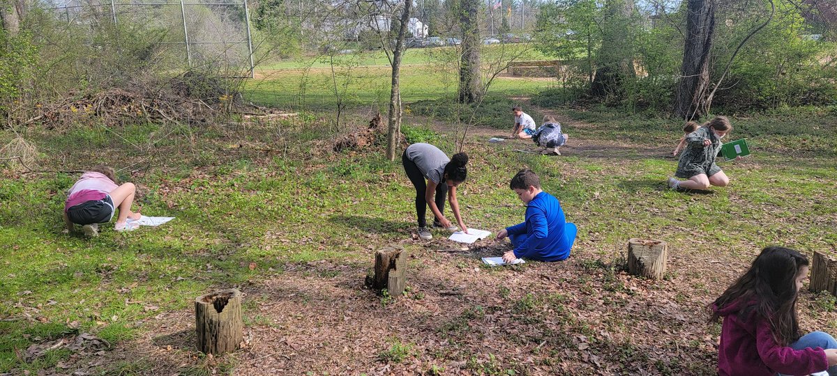 3rdwithMrsMyers's tweet photo. Learning about nonliving and living things in soil with a little digging! @MillsRiverSch #THEplacetobe https://t.co/GYa31VzSWo