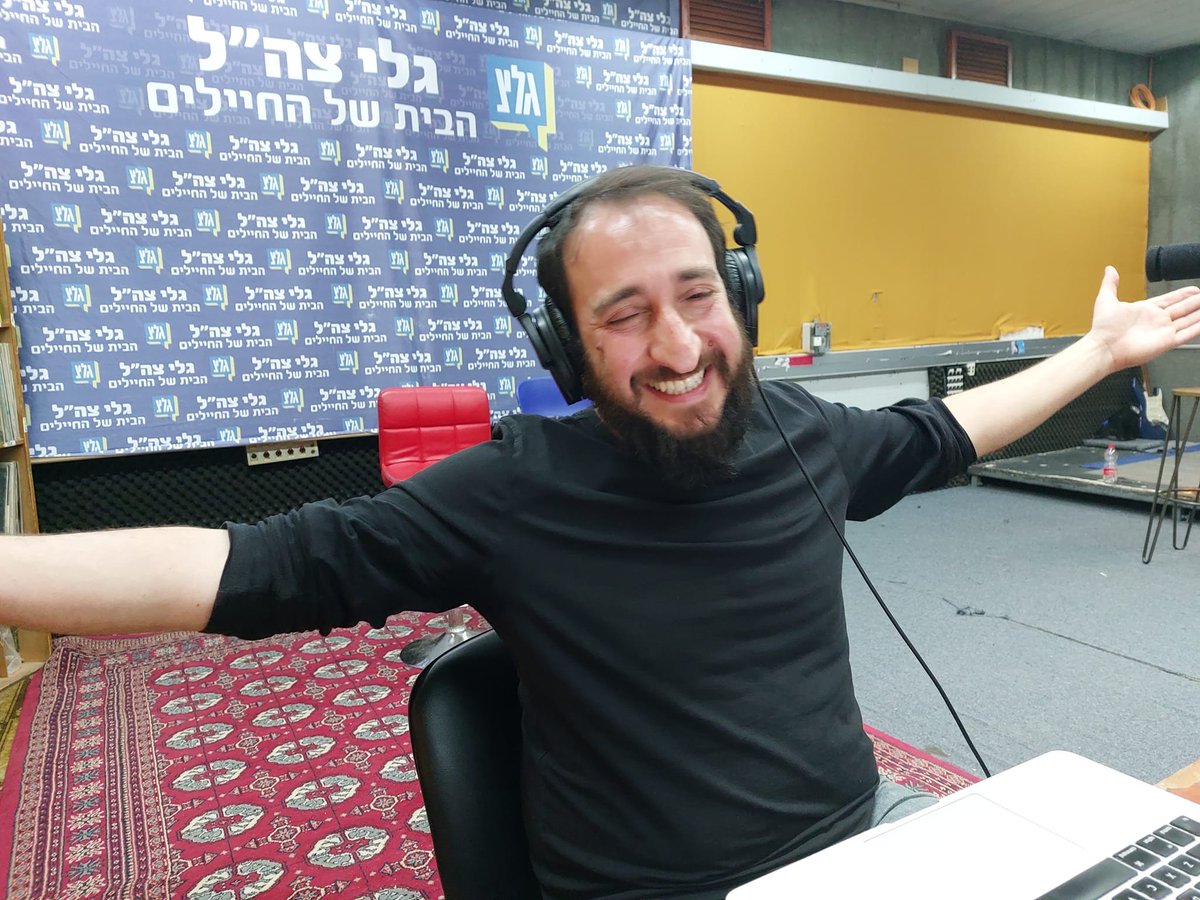 RinoZror's tweet image. על הדרך, תום כהן. הקלטנו שעה וככה הוא שר לו כל הזמן