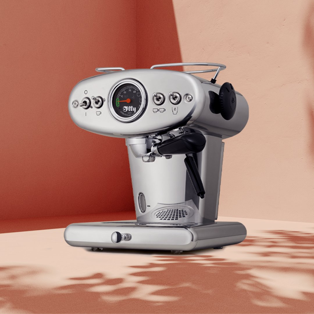 illyESP's tweet photo. Un aroma envolvente que llena la habitación: ¡es la hora del café! Elige el diseño icónico de la máquina X1 Anniversary ESE & Ground para disfrutar de la facilidad de nuestra tecnología y el sabor de un café perfectamente preparado todos los días.
#LIVEHAPPilly #ASipOfSpring https://t.co/9uyT1F7Zgm