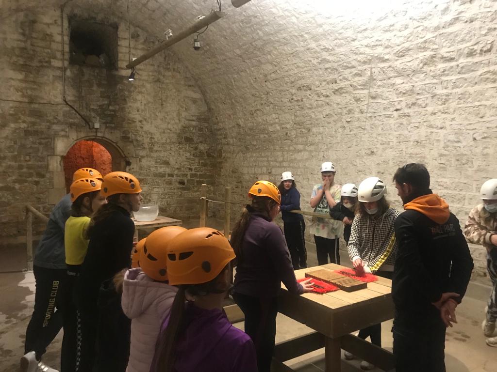 ClgCpe's tweet photo. #EcoleOuverte continue @clgBouligny 

Direction le fort Pélissier pour former 6 équipes et s’affronter sur les épreuves !!

Labyrinthe, tangram, cordes, barques, salle des maîtres du jeu ce matin… de quoi ravir nos élèves !! https://t.co/zxHr3ramVQ