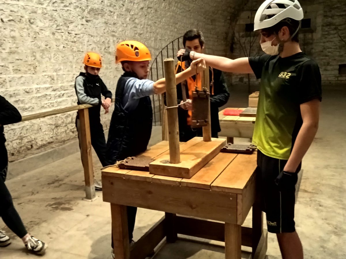 ClgCpe's tweet photo. #EcoleOuverte continue @clgBouligny 

Direction le fort Pélissier pour former 6 équipes et s’affronter sur les épreuves !!

Labyrinthe, tangram, cordes, barques, salle des maîtres du jeu ce matin… de quoi ravir nos élèves !! https://t.co/zxHr3ramVQ