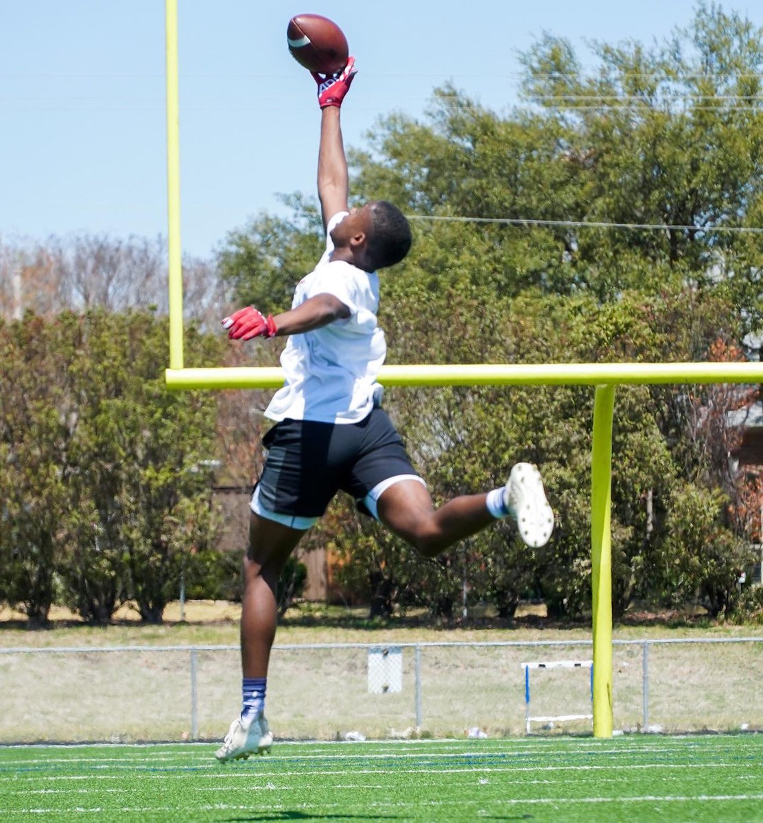 EliteGrindhard's tweet image. “The true cost of following your dreams isn’t what you sacrifice when you chase them, it’s what you lose when you don’t”

@3seasonz_ 🔒

 #dbu #defensiveback #dbworkout #linebacker #skillwork #lockdown #ncaa #txhsfb #grindhard #hsfb #training #grind #offseasontraining