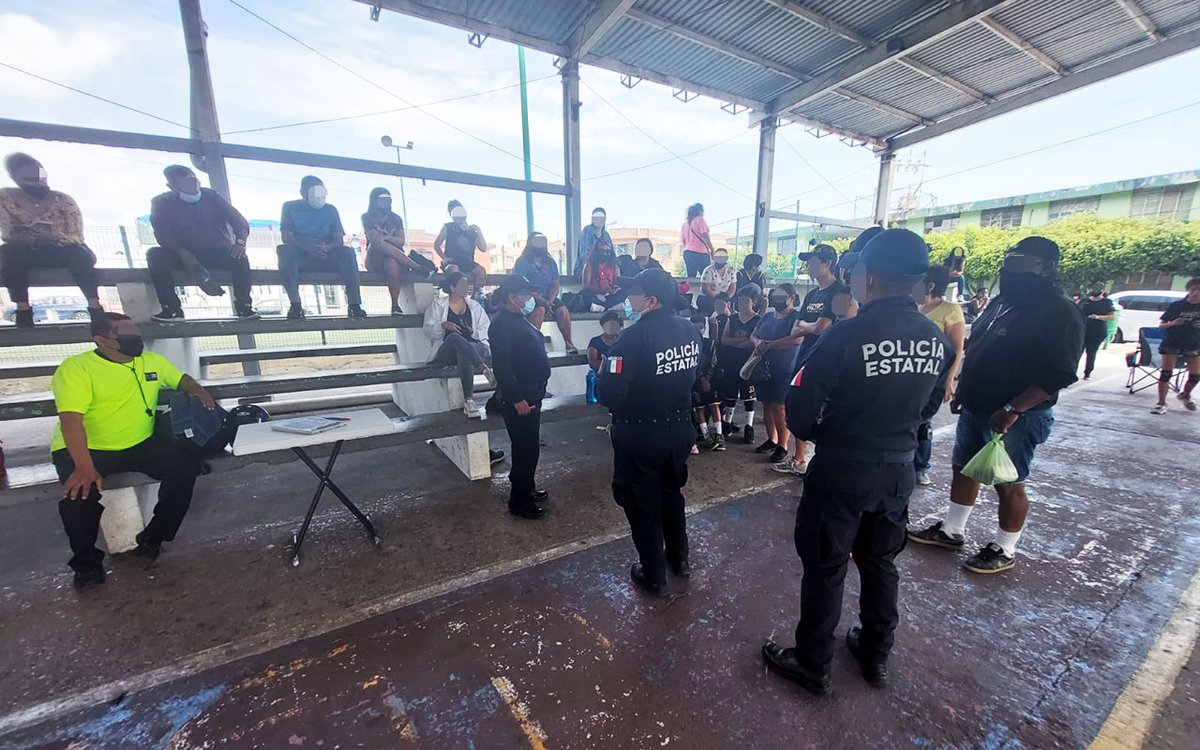 SSP_GobTam's tweet photo. #PolicíaentuEscuela elementos de #PrevencióndelDelito de la #PolicíaEstatal, se reunieron con Padres de familia y alumnos del Club Deportivo “Warrios Galeana” del municipio de #Madero para platicar sobre #Ciberbullying #Tamaulipas #Contigo #Cerdadeti https://t.co/ODlOe8a8mt