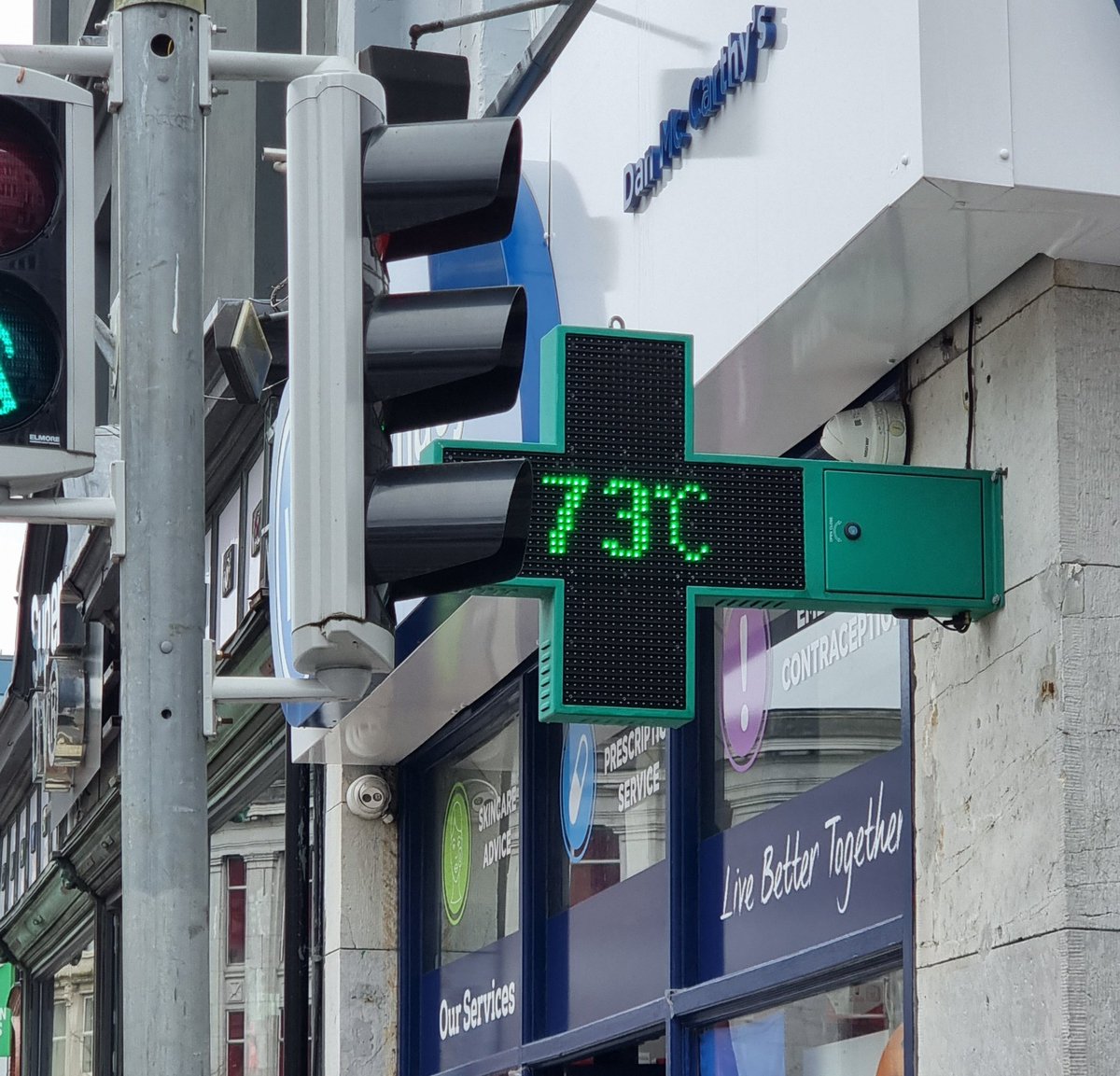 Apparently the temperature on Patricks Street has now reached a new high?! 😉☀️ 73°C? Surely the hottest place in Ireland today! Ice cream anyone?