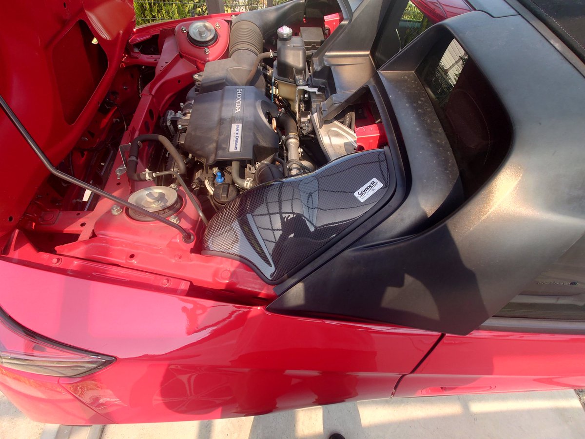arty_fee's tweet photo. エアクリ交換(中身撮り忘れた)。
カーボンはカッコイイ

ていうか、車汚いw洗車しなきゃ。 https://t.co/FYGkDob1UN