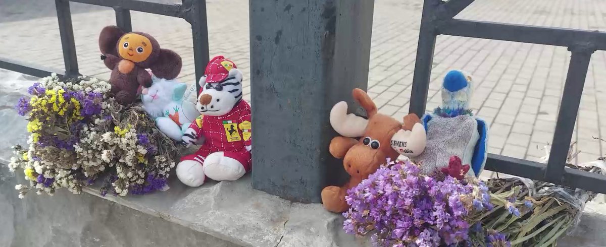 Andrej45028092's tweet photo. People bring #toys and #flowers to the #Kramatorsk #RailwayStation.
Who among you still remembers this monstrous act of terrorism? Or already forgotten?
#HelpUkraine ! #StopPutinNOW . Don't be naive that you live far away from the #War. https://t.co/eA4kJqxzQ0
