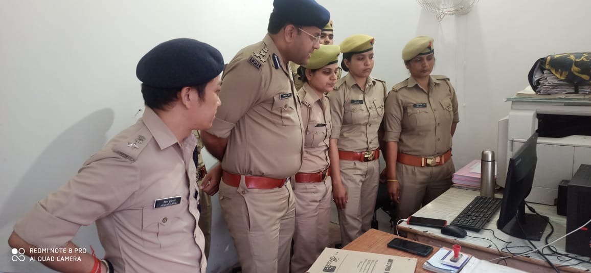 balrampurpolice's tweet photo. #वार्षिक_निरीक्षण_2022
#Digdevipatan महोदय द्वारा को0 उतरौला के प्रभारी निरीक्षक कक्ष ,कार्यालय के अभिलेखों एवं रजिस्टरों, CCTNS ,मालखाना, साइबर हे0डेस्क, महिला हे0 डेस्क, बैरक, भोजनालय,आदि का निरीक्षण कर सम्बधित को आवश्यक दिशा निर्देश दिये गए।
#BalrampurPolice https://t.co/nMCSWHL1Rt
