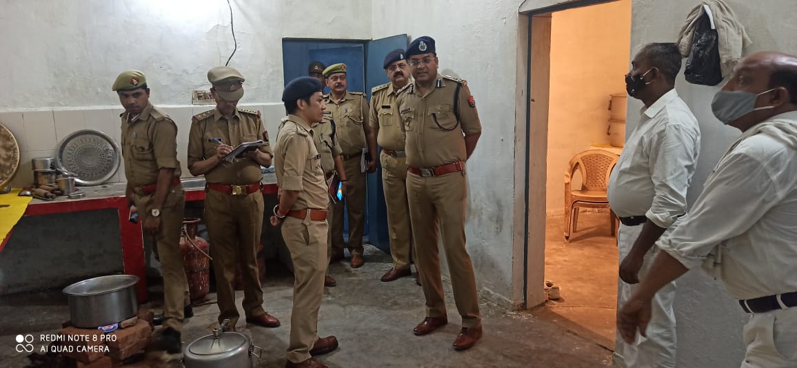 balrampurpolice's tweet photo. #वार्षिक_निरीक्षण_2022
#Digdevipatan महोदय द्वारा को0 उतरौला के प्रभारी निरीक्षक कक्ष ,कार्यालय के अभिलेखों एवं रजिस्टरों, CCTNS ,मालखाना, साइबर हे0डेस्क, महिला हे0 डेस्क, बैरक, भोजनालय,आदि का निरीक्षण कर सम्बधित को आवश्यक दिशा निर्देश दिये गए।
#BalrampurPolice https://t.co/nMCSWHL1Rt