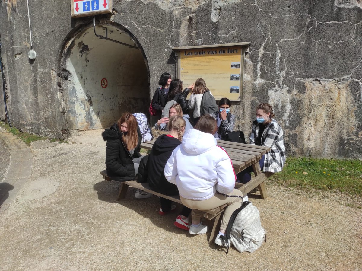 ClgCpe's tweet photo. Après un repas au soleil, nous avons terminé cette journée au #FortPélissier par une visite atypique 😎

Recoins, souterrains et passages secrets pour découvrir la vie du fort❗️

Encore un grand merci à l’équipe #EcoleOuverte et bonnes vacances à tous ! https://t.co/IjZXWBXIHT