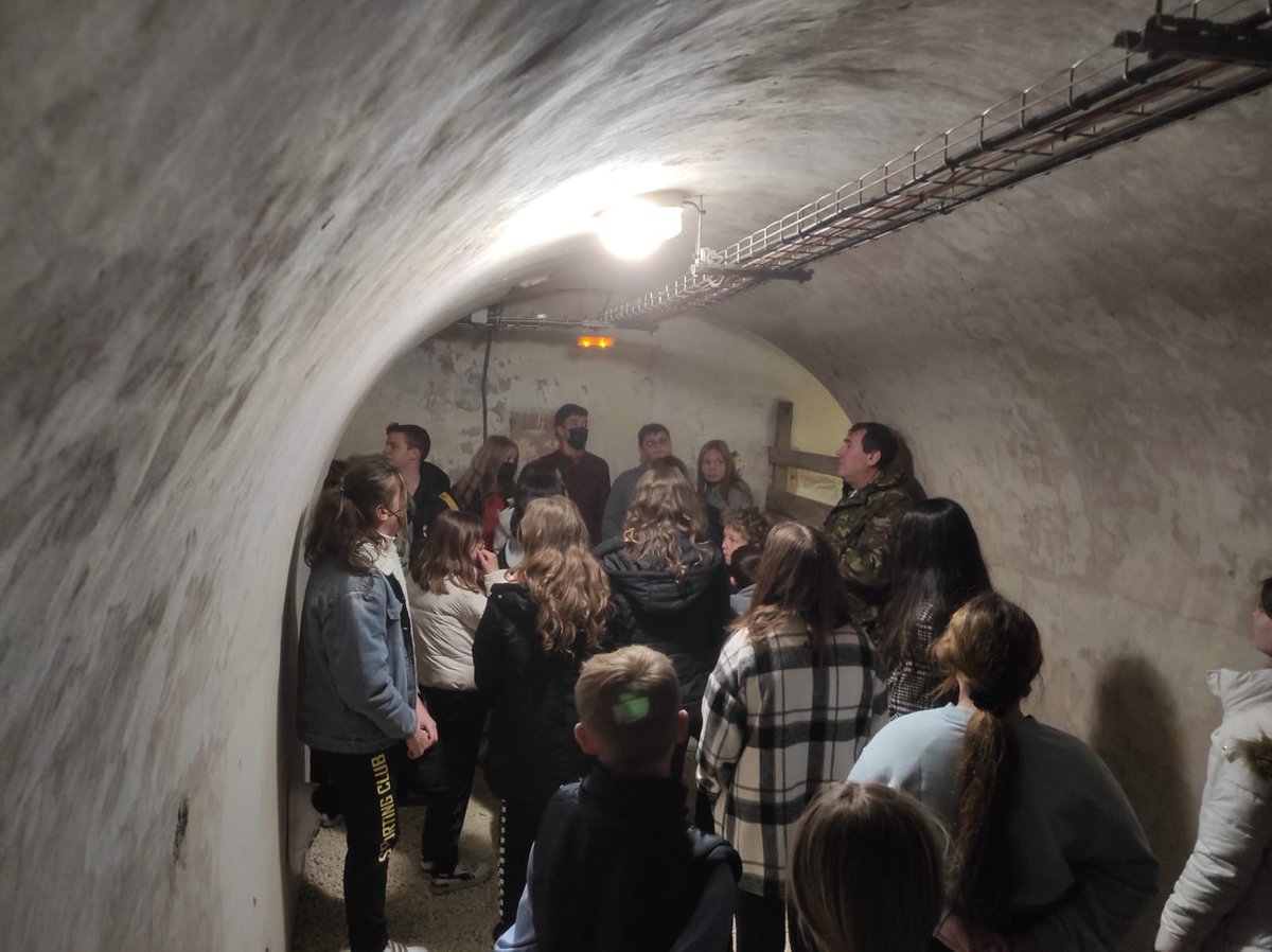 Après un repas au soleil, nous avons terminé cette journée au #FortPélissier par une visite atypique 😎

Recoins, souterrains et passages secrets pour découvrir la vie du fort❗️

Encore un grand merci à l’équipe #EcoleOuverte et bonnes vacances à tous !