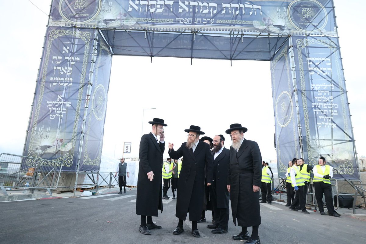 AryeErlich's tweet photo. אז מסתבר שחסידי סאטמאר עלו על מרתון ירושלים ומציגים גרסה משלהם: מרתון-חסד שמוביל הרב אפרים שטרן, מראשי החסידות בירושלים, שמאכיל מדי חג מאות אלפי נפשות, עם מאות טונות בשר בקר, פירות וירקות, מצות ויין וכל טוב, ולא רק בירושלים אלא בעוד ערים רבות לכל סוגי עמך ישראל. אשרי העם שככה לו! https://t.co/eLlicvz3JV