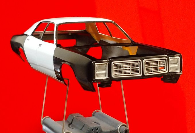 mpcダッジモナコ
ボディ側にシャシーのメルクマールがなくて プラ板などでガイドを作る必要がある
かなりクセがあって口が裂けても簡単とは言えないけど
プラモなのでどうにかなります
#アメリカンカープラモ 