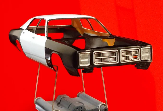 mpcダッジモナコ
ボディ側にシャシーのメルクマールがなくて プラ板などでガイドを作る必要がある
かなりクセがあって口が裂けても簡単とは言えないけど
プラモなのでどうにかなります
#アメリカンカープラモ 