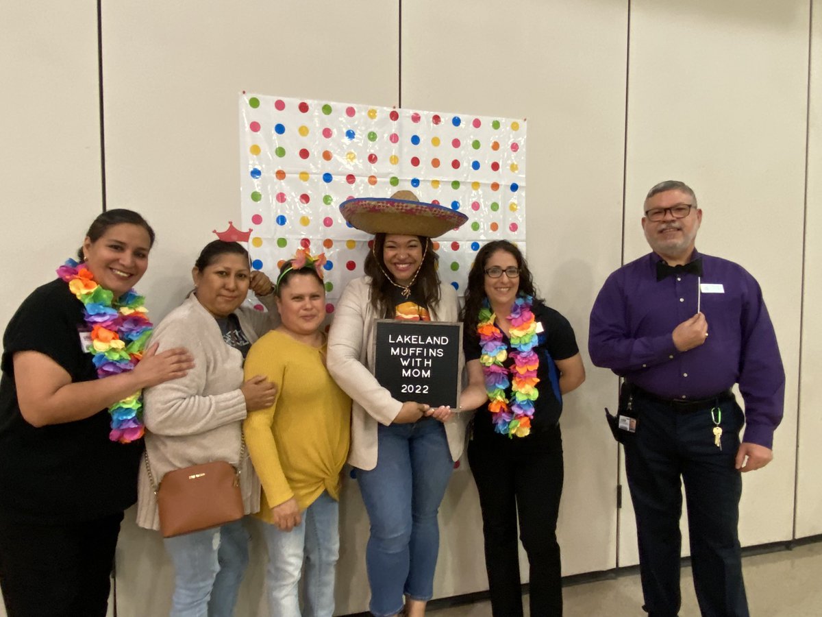 corbett4teach's tweet photo. Thank you to our PTA for putting on Muffins for Moms this morning. I could feel the love! @LakelandES @vanunio @will_ramosw @corbett4teach https://t.co/LZ3iucOtXF