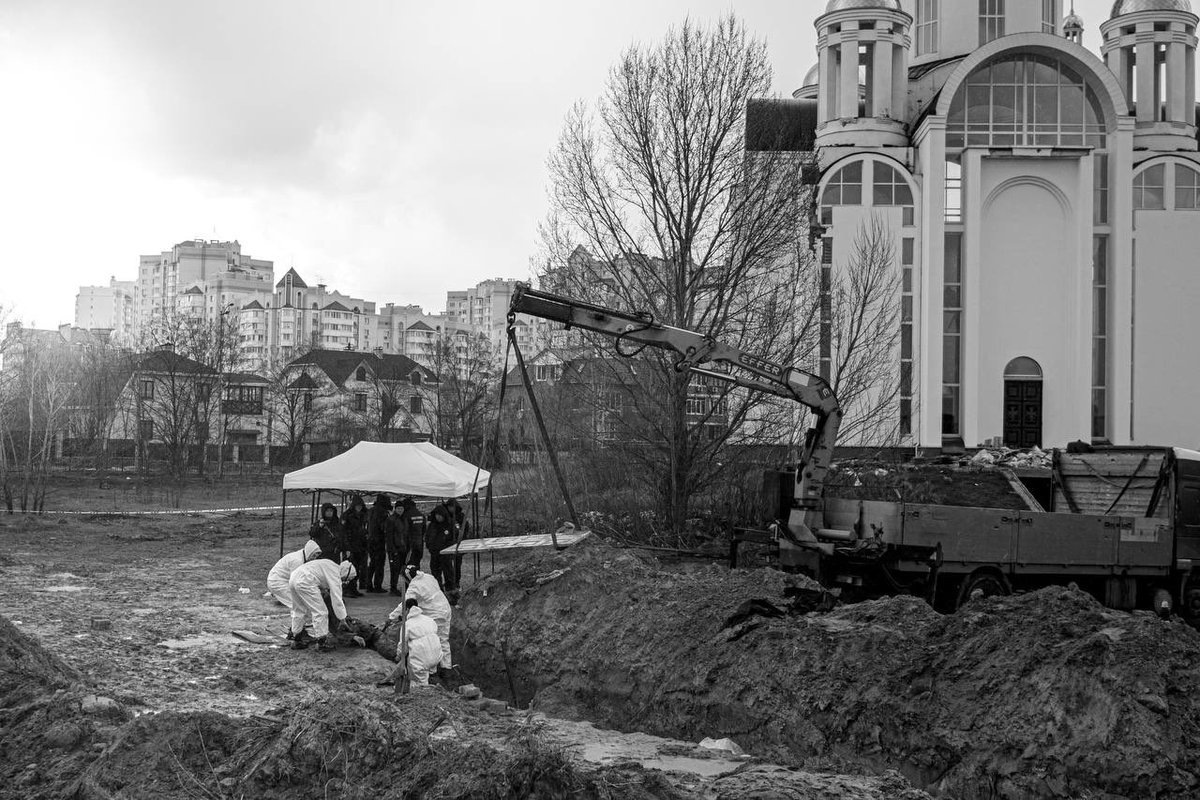 Place where russian troops kill hundreds of civilians. Now, investigations in process, we know about 280 killed citizens of #Bucha, some of them were tortured. Some of murdered people have bounded hands by rope. Investigation says that time of deaths were when city was occupied