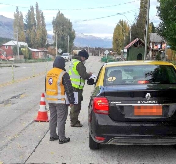 MTTAysen's tweet photo. 🚨#AgendaMTT
📍#Coyhaique
Dentro del operativo de fiscalizaciones por #SemanaSanta, @Fisca_MTT controla distintos modos de transporte en #AltoBaguales y #ElBlanco.
🔹️Transporte Rural
🔹️Taxis Básicos
🔹️Transporte de Carga
#ViajeSeguro
#TuVidaImporta
#MovámonosSeguros https://t.co/NEdLwv0ICG