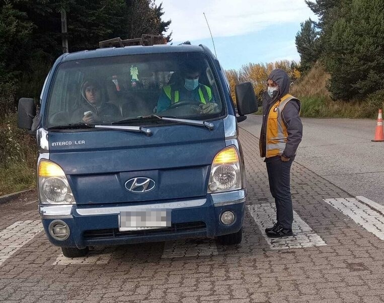 MTTAysen's tweet photo. 🚨#AgendaMTT
📍#Coyhaique
Dentro del operativo de fiscalizaciones por #SemanaSanta, @Fisca_MTT controla distintos modos de transporte en #AltoBaguales y #ElBlanco.
🔹️Transporte Rural
🔹️Taxis Básicos
🔹️Transporte de Carga
#ViajeSeguro
#TuVidaImporta
#MovámonosSeguros https://t.co/NEdLwv0ICG