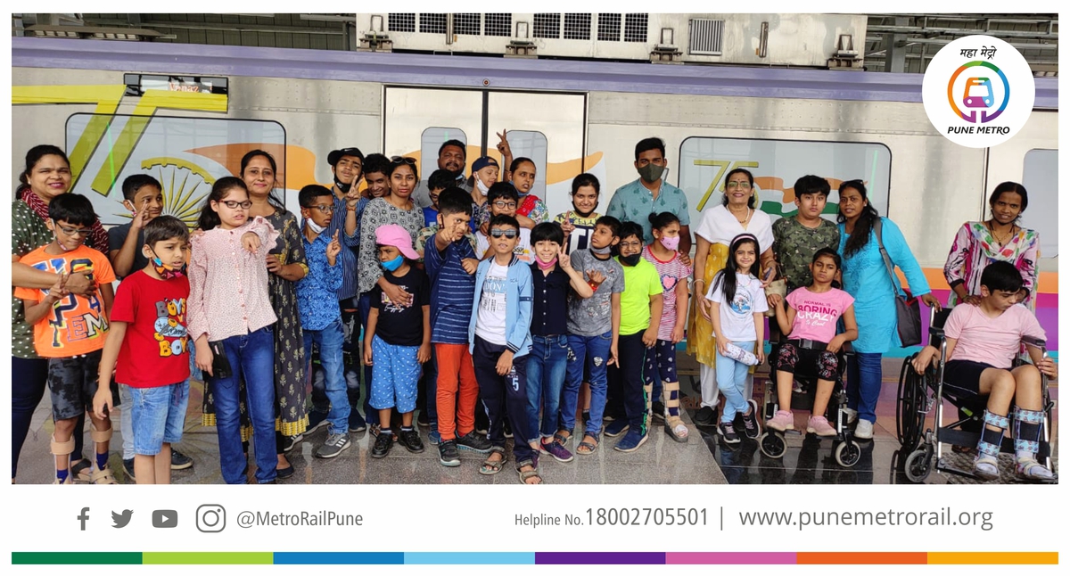 metrorailpune's tweet photo. Some special and differently abled children from The Rewachand Bhojwani Academy experienced a safe and seamless travel along with their staff with the help of PMC Corporator Madhuri Sahasrabudhe.
#AaliApliMetro #FirstRideInMetro #SafeMetro https://t.co/YHL0QiGTaU