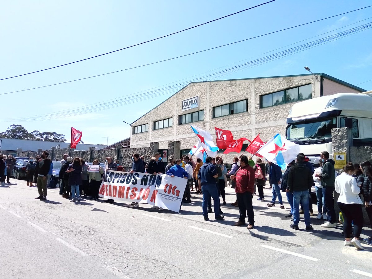 galizaCIG's tweet photo. 🗣️Un grupo de traballadoras/es de Atunlo O Grove clama pola readmisión de 14 compañeiras/os

✊Desenvolveron unha protesta convocadas/os pola FGAMT-CIG para rexeitar os despedimentos

ℹ️ https://t.co/DWGJjpjtbB

#AtunloOGrove #Atunlo #Conservas #SectorConserveiro https://t.co/cNrNkHs9b6