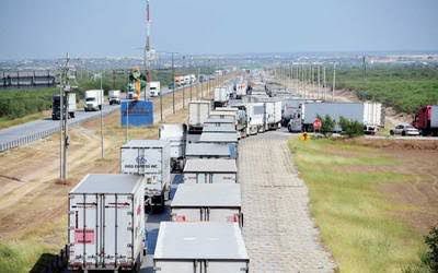 CNAgropecuario's tweet photo. Los retrasos ocasionados por el refuerzo en las inspecciones de seguridad impuestas por el Gobernador de Texas #GregAbbott en los puertos fronterizos están ocasionando grandes pérdidas para el sector Agroalimentario, reiteramos como #CNA colaborar con el @GobiernoMX. https://t.co/vZXtSCw0im
