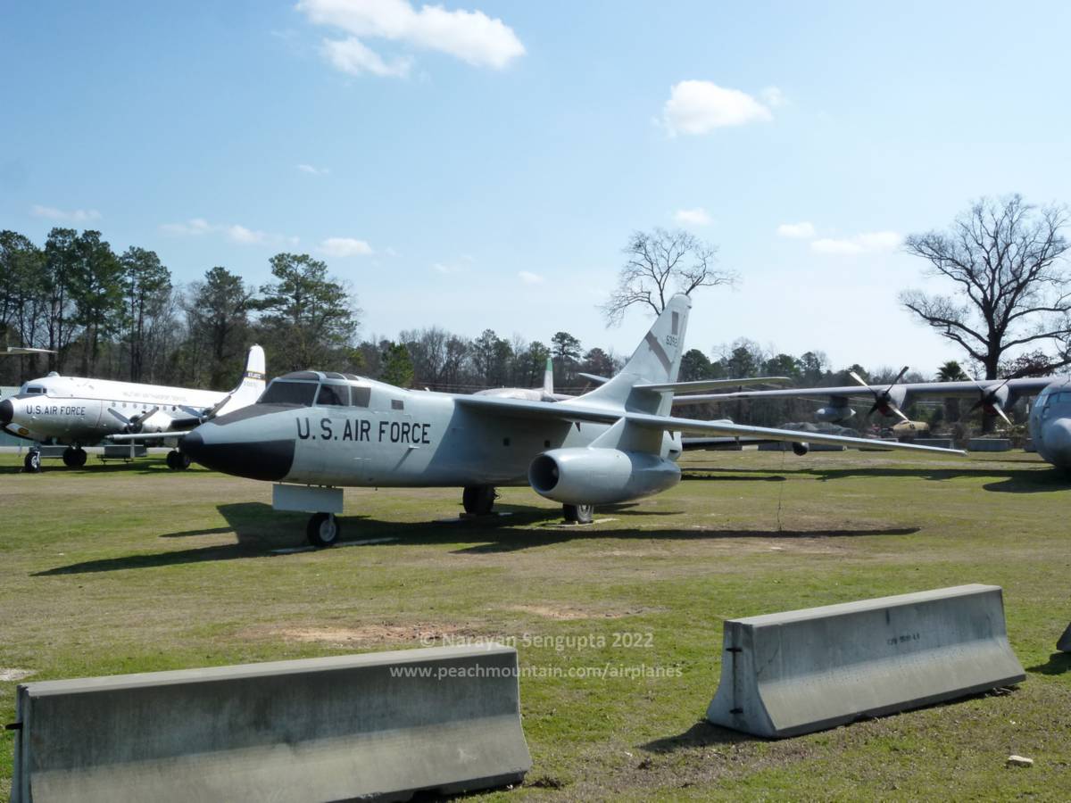 USAS_WW1's tweet photo. @MOAatRAFB 2/ #avgeek #avgeeks #aviation #B66 - The #USAF's multi-role Douglas B-66 Destroyer was derived from the Navy's A-3. To expedite development and lower costs, it was supposed to simply have the navalized goodies removed (folding wings, heavier landing gear, etc.). @Sylvia70485099 https://t.co/RY1yYdU7ez